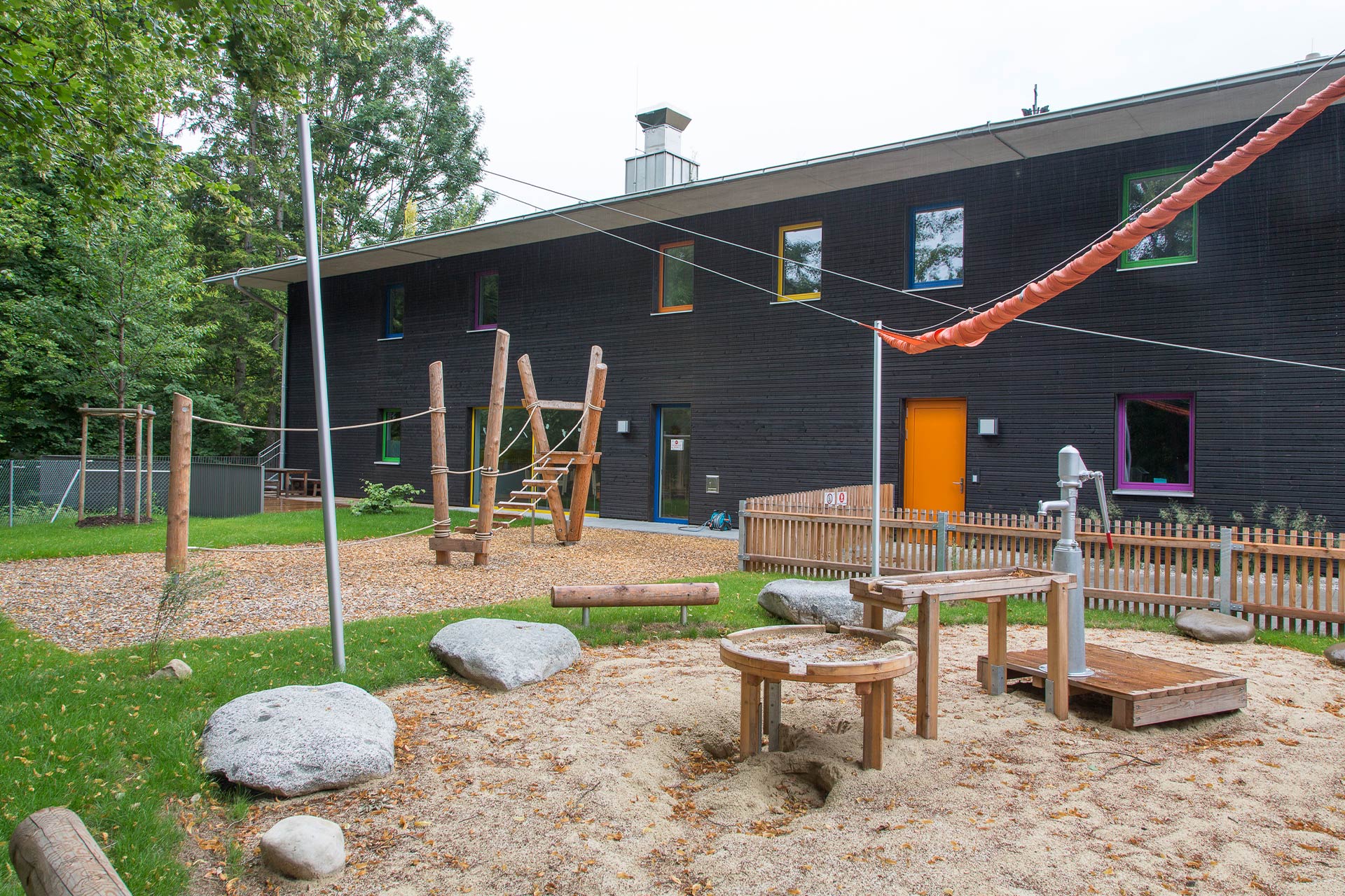 Außenansicht Spielplatz