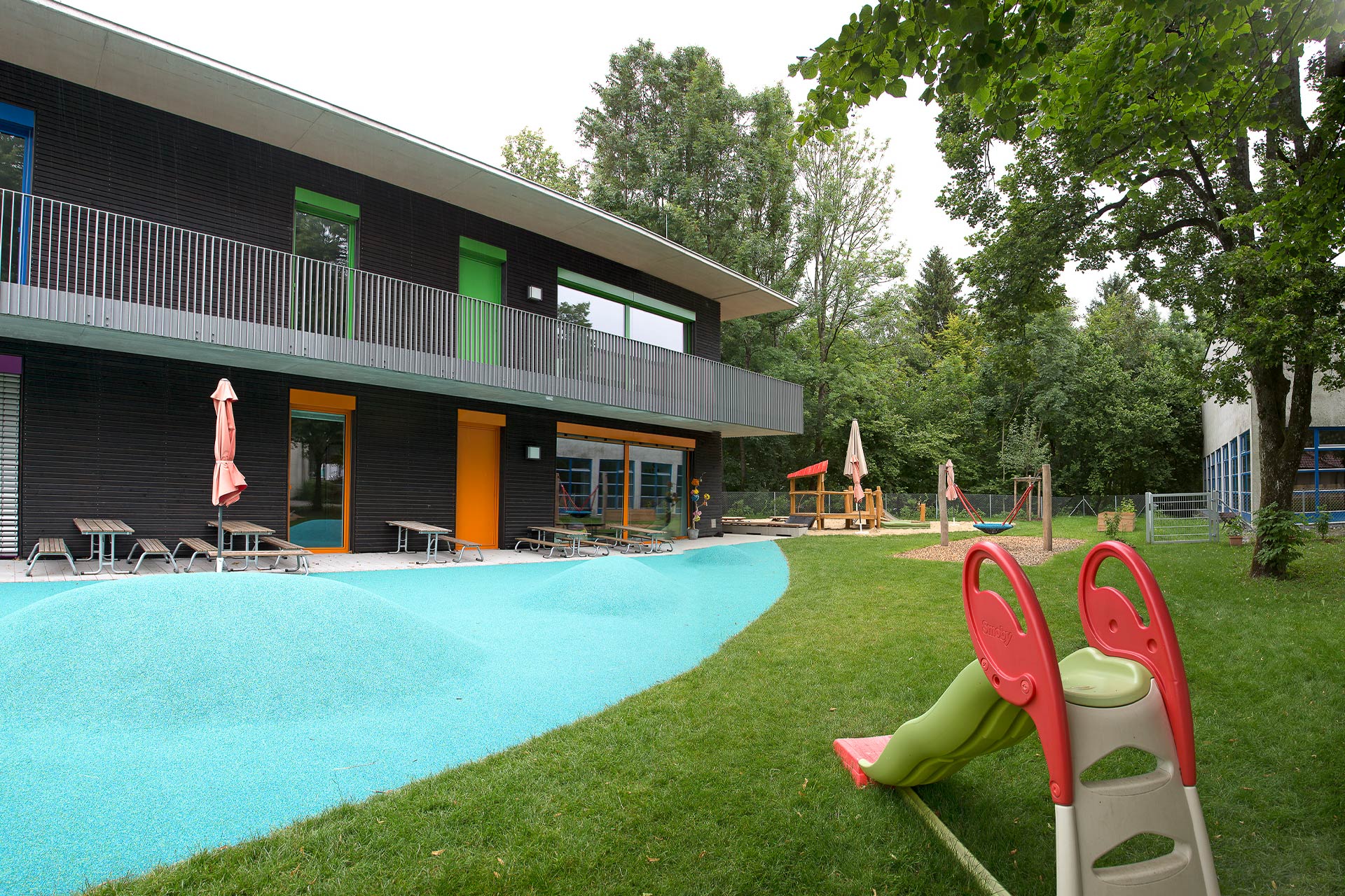 Außenansicht Spielplatz Rutsche