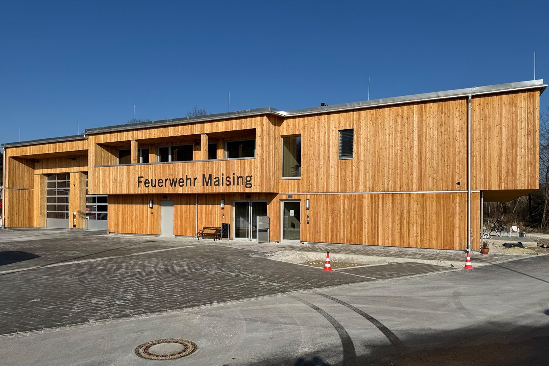 B3 Architekten - Projekt: Neubau Feuerwehrhaus Maising mit vier Wohnungen